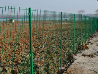 鐵絲網護欄